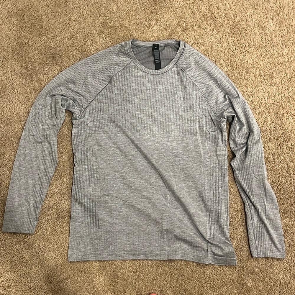 Mens large lululemon metal vent tech long-sleeve shirt in slate/white colorway.
